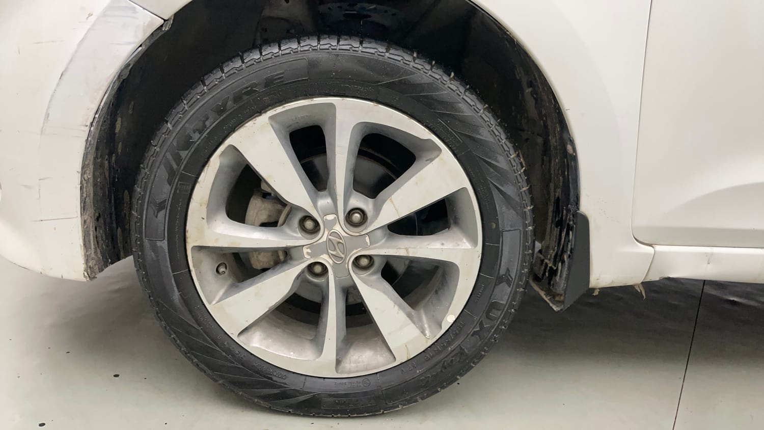 Used 2017 Hyundai Elite i20 Asta 1.2 Dual Tone Petrol Manual tyres LEFT FRONT TYRE RIM VIEW