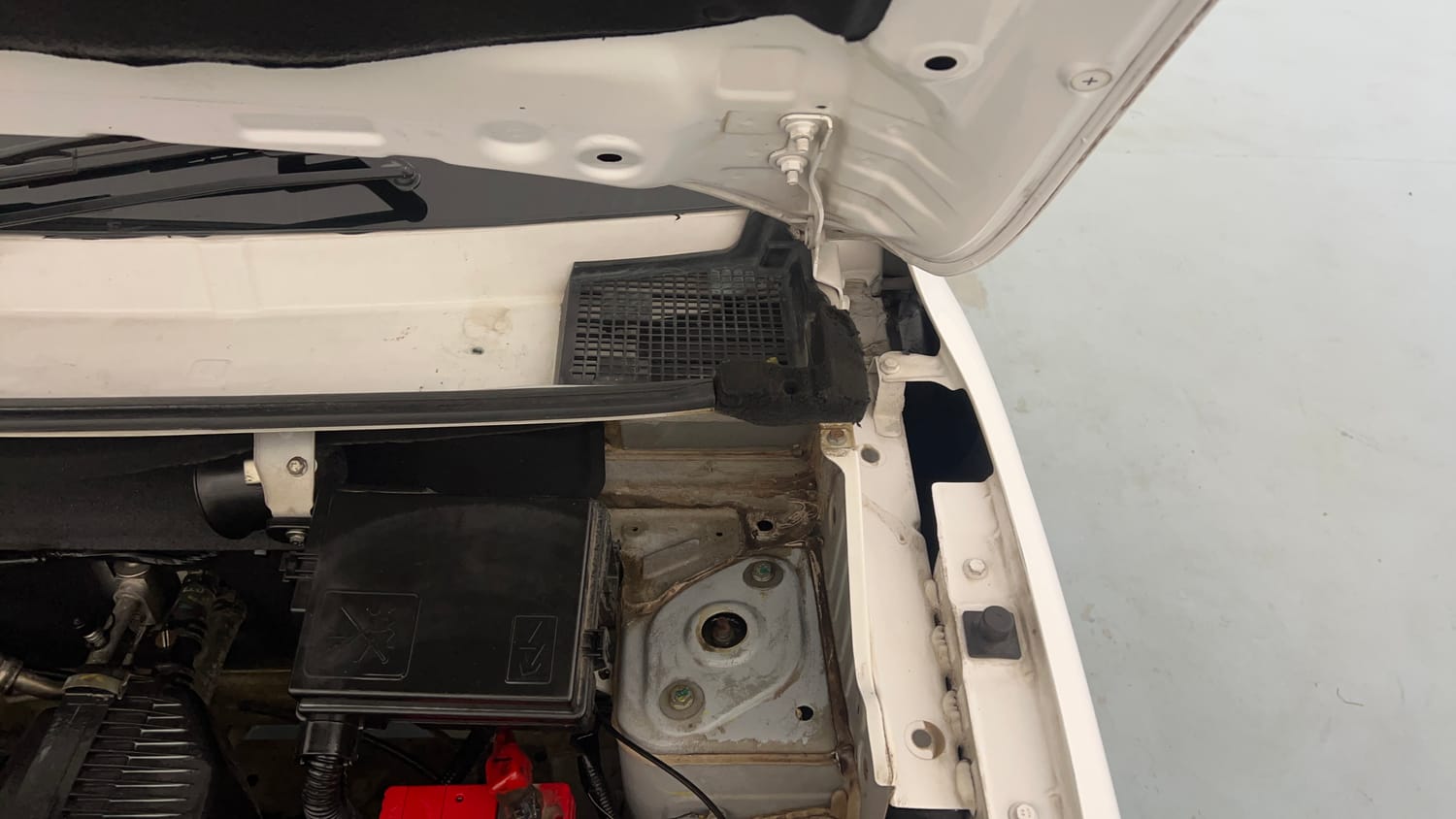Used 2017 Renault Kwid 1.0 RXL Petrol Manual engine ENGINE LEFT SIDE HINGE & APRON VIEW