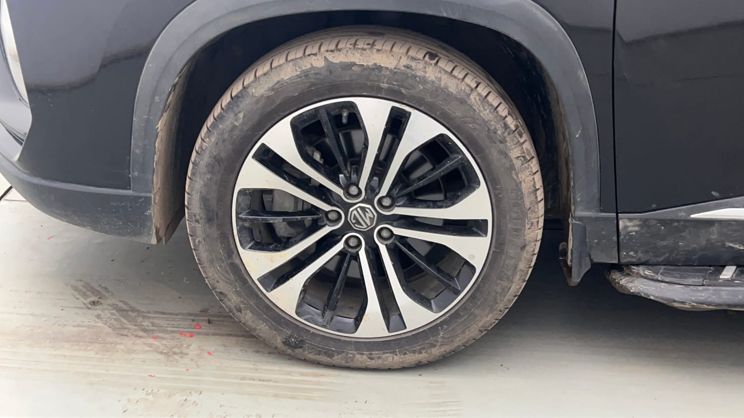 Used 2022 MG Motors Hector Plus Sharp 2.0 Diesel Turbo MT 6-STR Diesel Manual tyres LEFT FRONT TYRE RIM VIEW