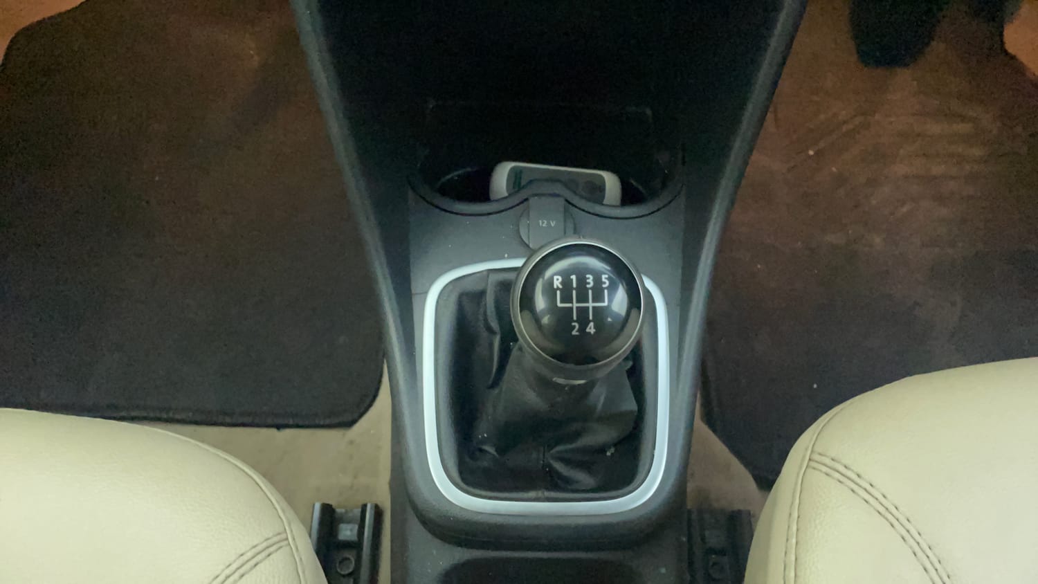 Used 2017 Volkswagen Ameo Highline1.2L (P) Petrol Manual interior GEAR  KNOB VIEW