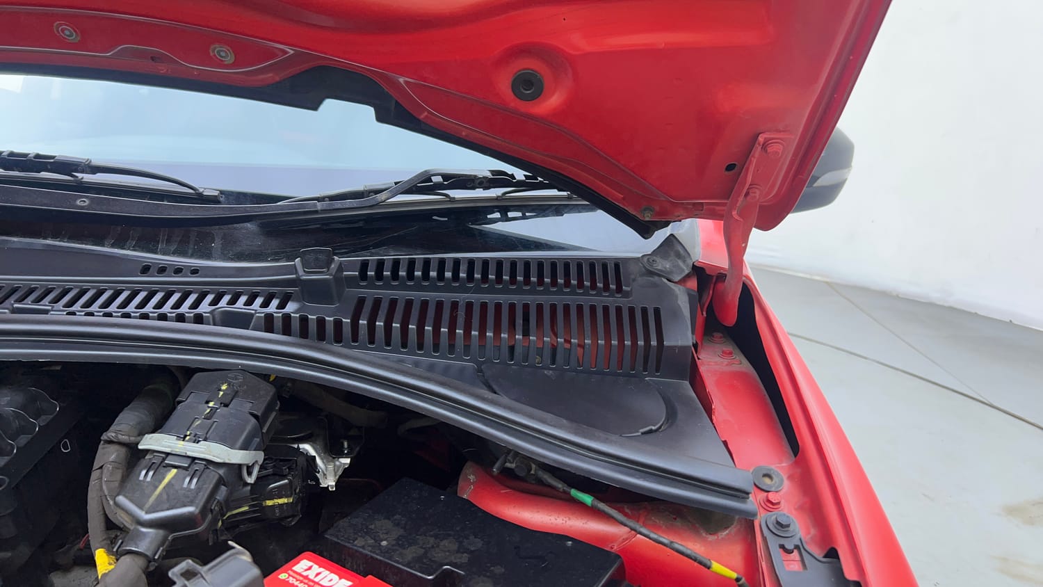 Used 2020 Tata Tiago XZ Plus Dual Tone Petrol Manual engine ENGINE LEFT SIDE HINGE & APRON VIEW