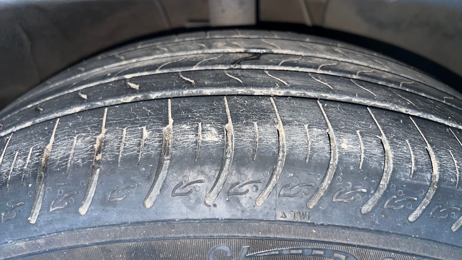 Used 2022 Kia Carens Prestige 1.4 Petrol MT 7 STR Petrol Manual tyres RIGHT FRONT TYRE TREAD VIEW