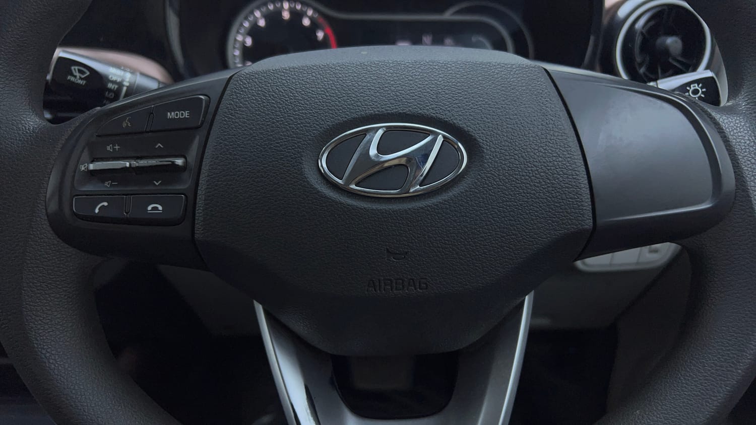 Used 2020 Hyundai Aura SX Plus 1.2 AMT Petrol Petrol Automatic top_features Airbags