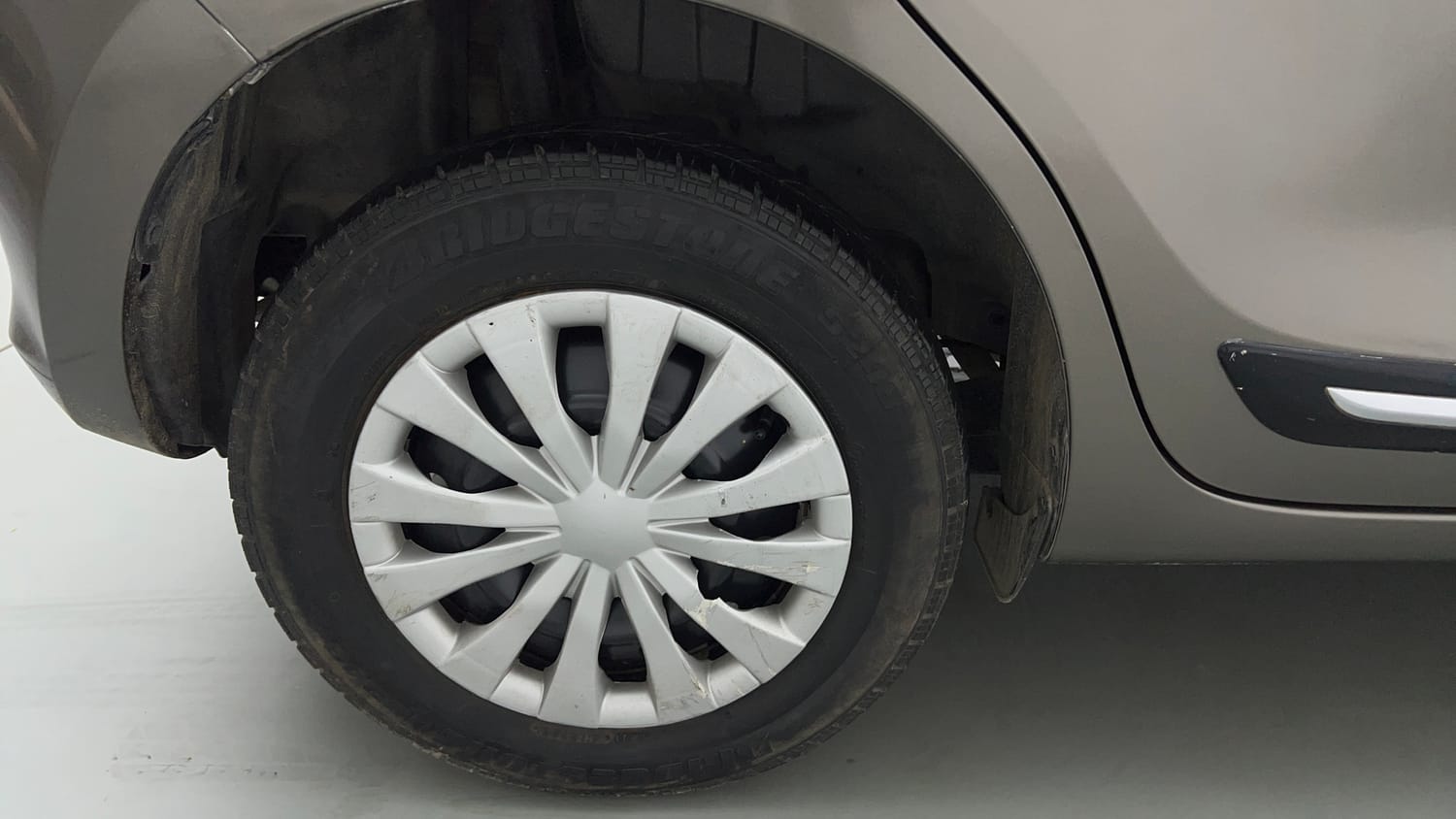 Used 2021 Maruti Suzuki Swift VXi Petrol Manual tyres RIGHT REAR TYRE RIM VIEW
