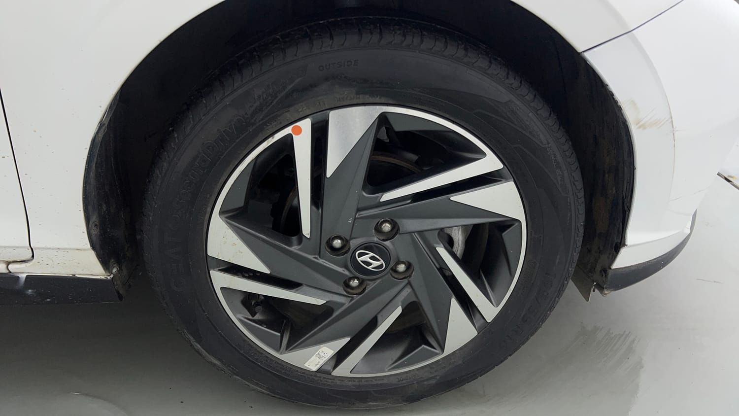 Used 2022 Hyundai i20 Asta (O) 1.2 IVT Petrol Automatic tyres RIGHT FRONT TYRE RIM VIEW