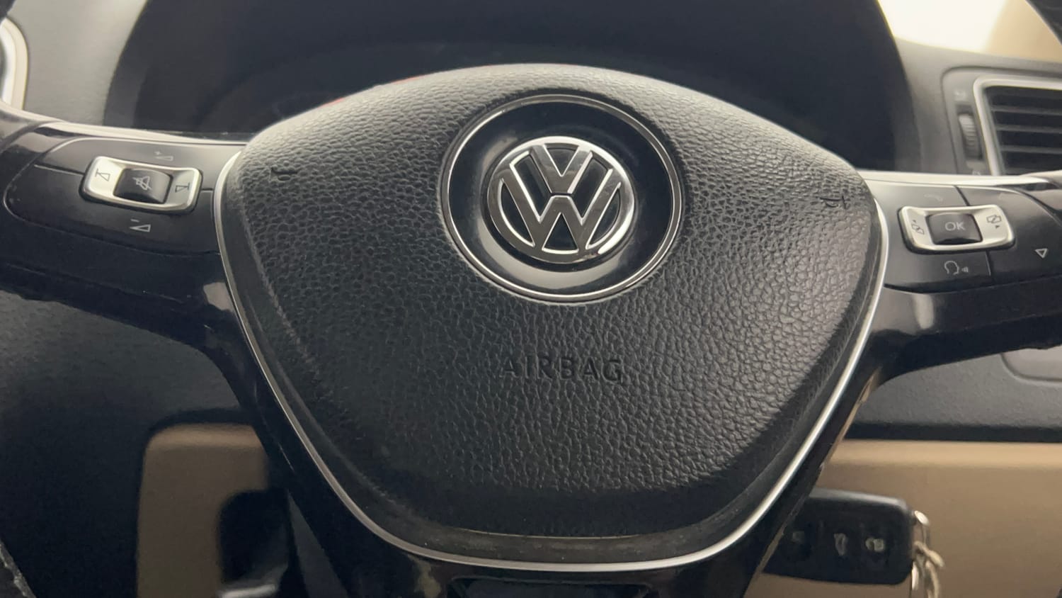 Used 2014 Volkswagen Polo Highline1.2L (P) Petrol Manual top_features Airbags