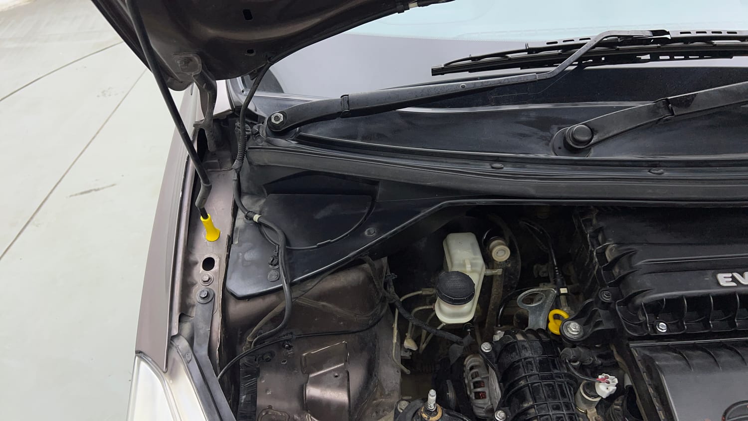 Used 2017 Tata Tiago Revotron XT Petrol Manual engine ENGINE RIGHT SIDE HINGE & APRON VIEW