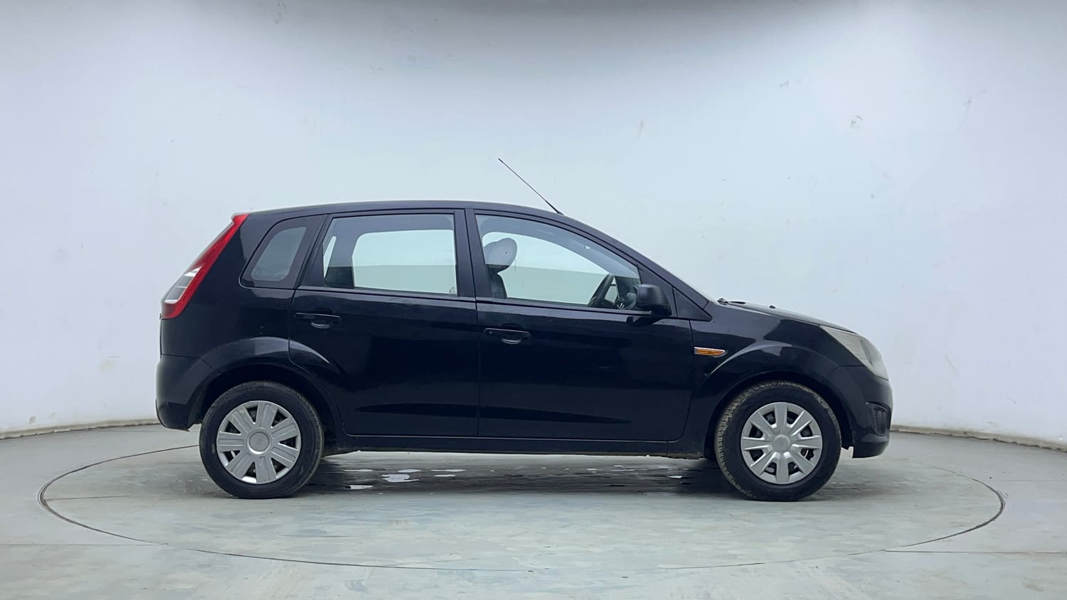 Used 2013 Ford Figo Duratec Petrol ZXI 1.2 Petrol Manual exterior RIGHT SIDE VIEW