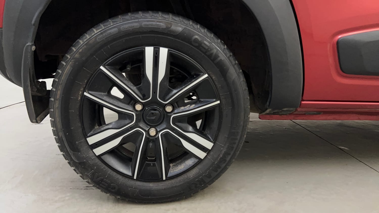 Used 2024 Renault Kwid CLIMBER 1.0 AMT Dual Tone Petrol Automatic tyres RIGHT REAR TYRE RIM VIEW