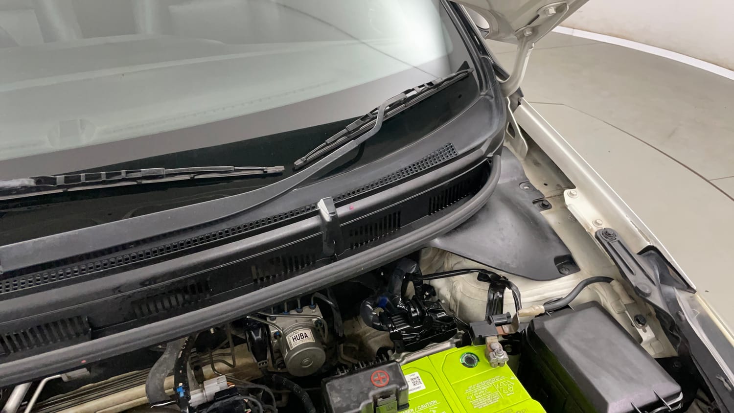 Used 2017 Hyundai Elite i20 Asta 1.2 Dual Tone Petrol Manual engine ENGINE LEFT SIDE HINGE & APRON VIEW