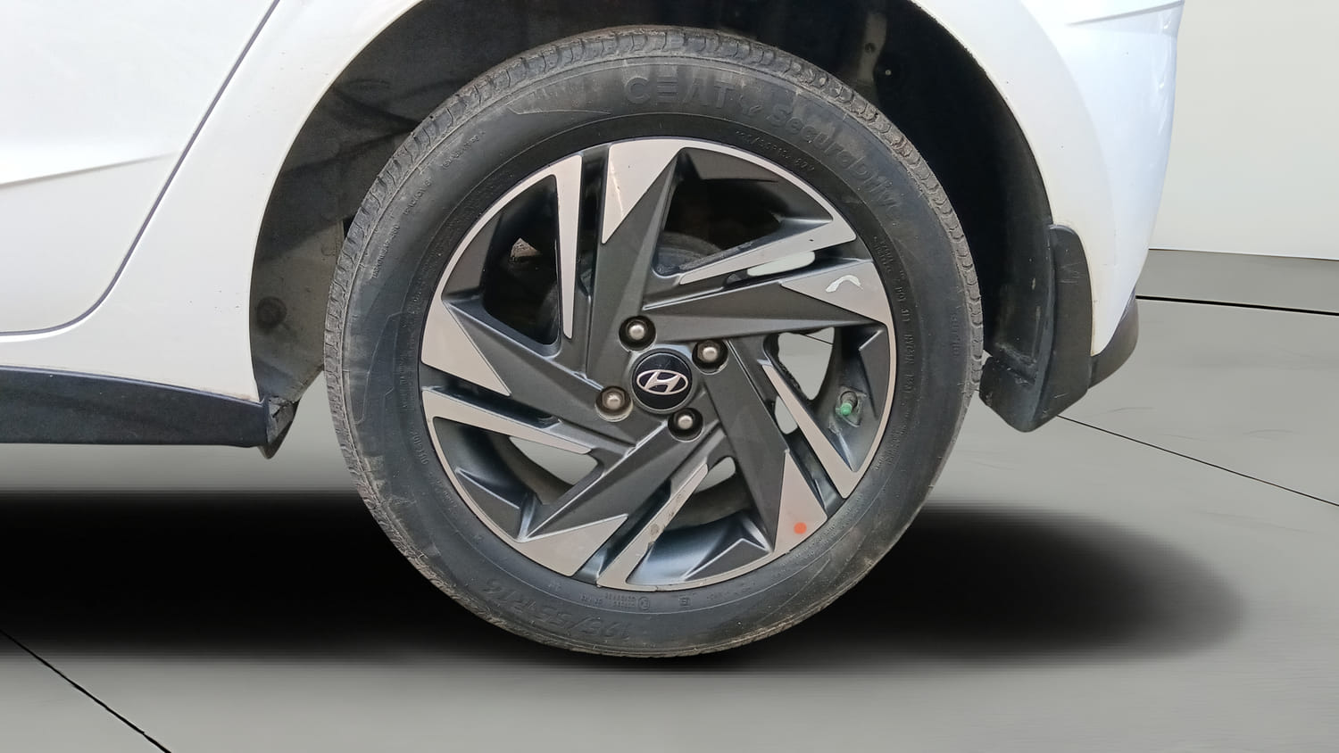 Used 2021 Hyundai i20 Asta 1.2 IVT Petrol Automatic tyres LEFT REAR TYRE RIM VIEW
