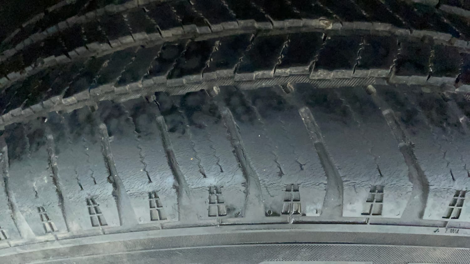 Used 2023 Mahindra Scorpio N Z8 L Petrol AT 7 STR Petrol Automatic tyres RIGHT REAR TYRE TREAD VIEW