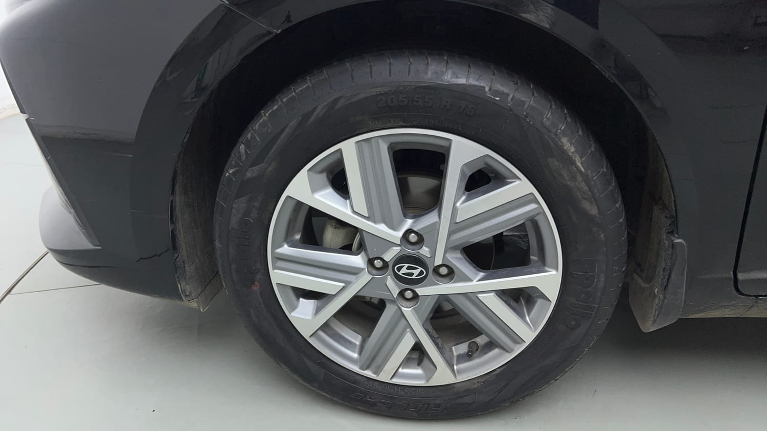 Used 2024 Hyundai Verna SX 1.5 Petrol MT Petrol Manual tyres LEFT FRONT TYRE RIM VIEW