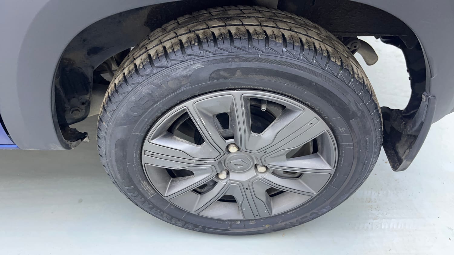 Used 2020 Renault Kwid CLIMBER 1.0 AMT Opt Petrol Automatic tyres LEFT REAR TYRE RIM VIEW