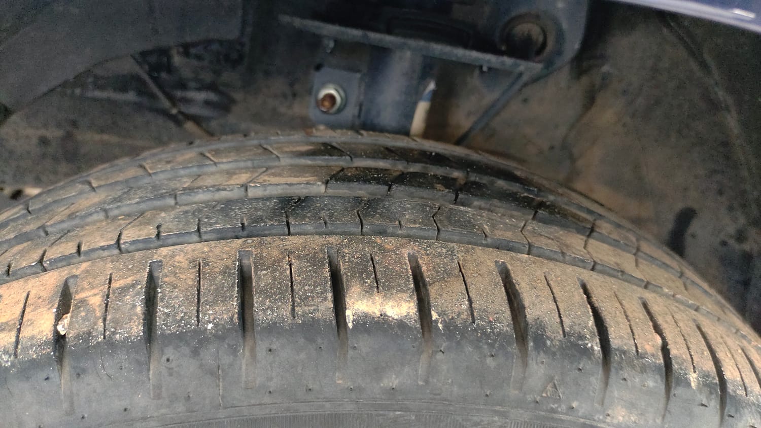 Used 2025 Toyota Glanza V Petrol Manual tyres LEFT FRONT TYRE TREAD VIEW