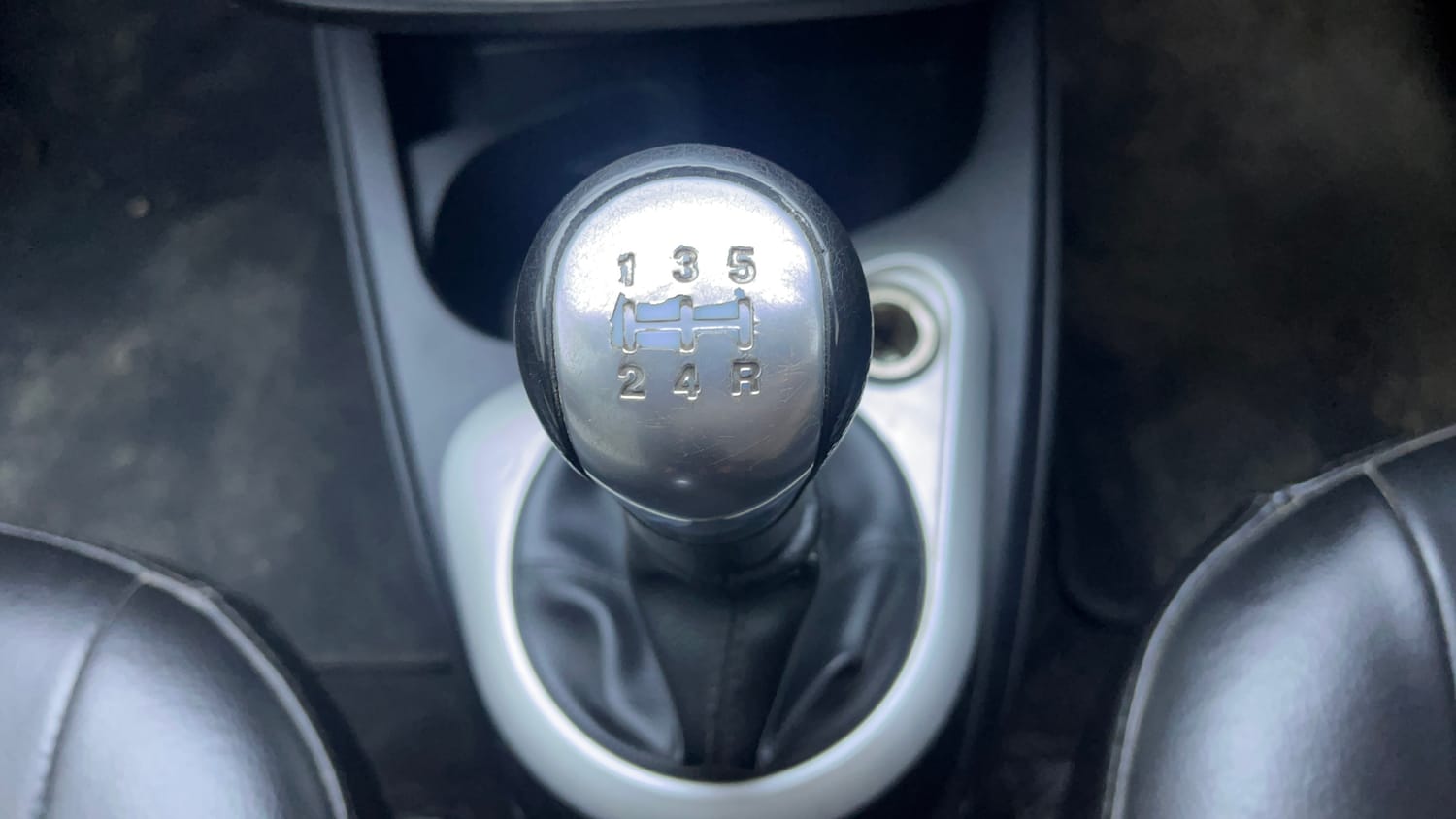 Used 2013 Ford Figo Duratec Petrol ZXI 1.2 Petrol Manual interior GEAR  KNOB VIEW