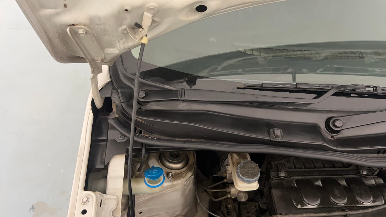 Used 2017 Maruti Suzuki Wagon R VXI+ Petrol Manual engine ENGINE RIGHT SIDE HINGE & APRON VIEW