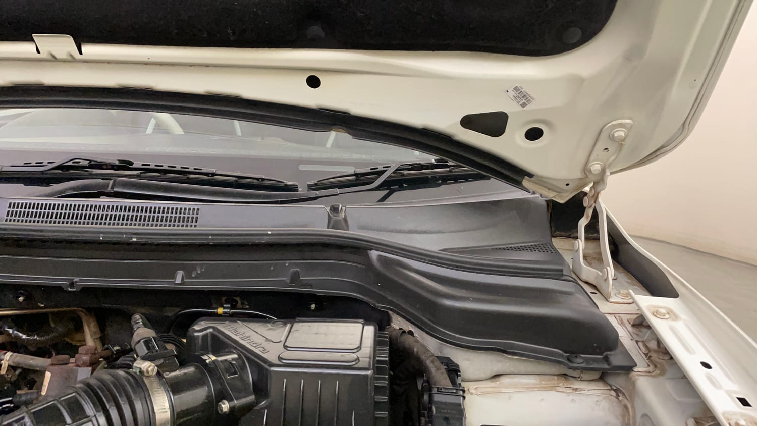 Used 2021 Mahindra XUV 300 W8 (O) 1.5 Diesel Diesel Manual engine ENGINE LEFT SIDE HINGE & APRON VIEW