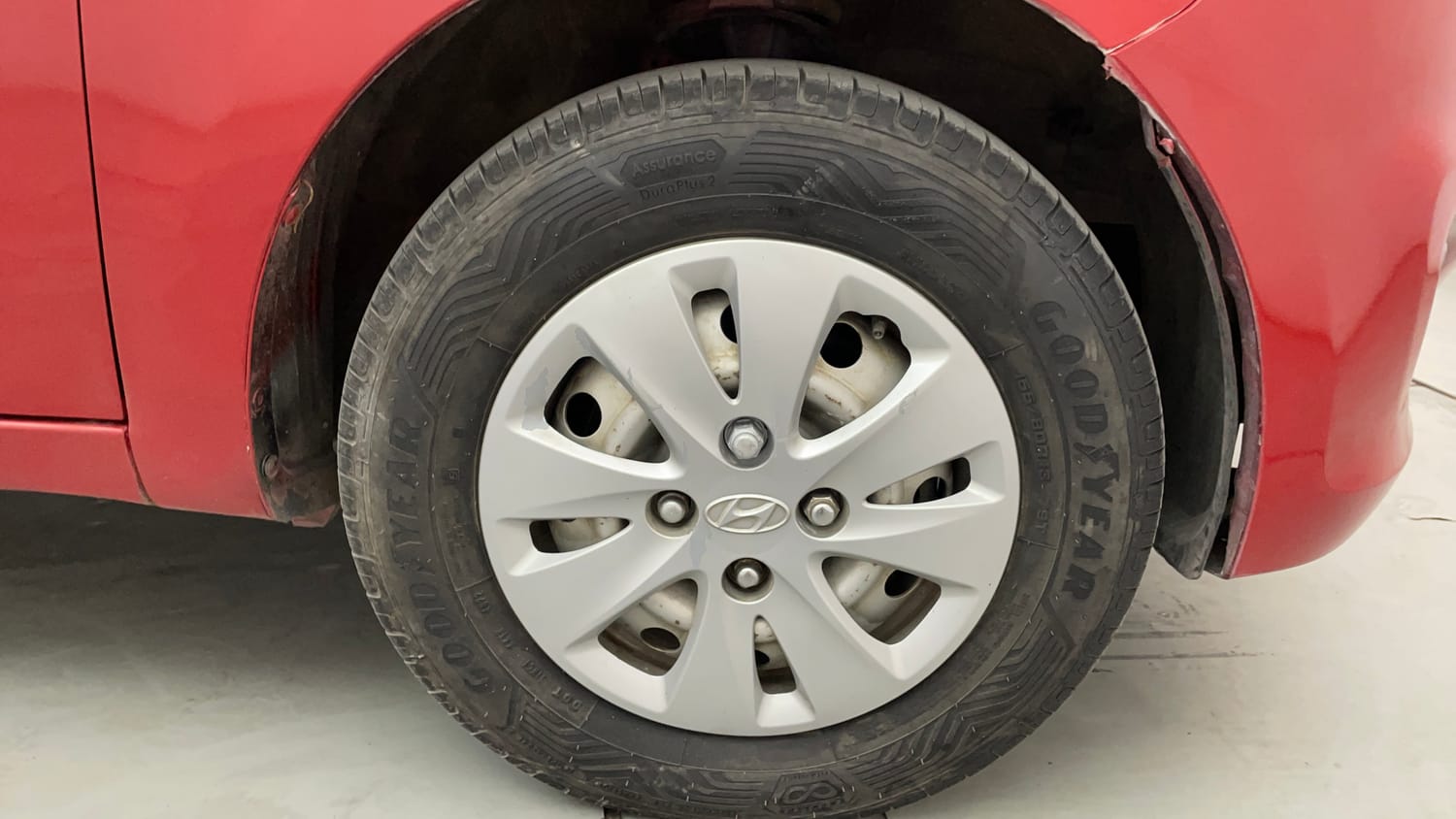 Used 2012 Hyundai i10 Era 1.1 iRDE2 Petrol Manual tyres RIGHT FRONT TYRE RIM VIEW