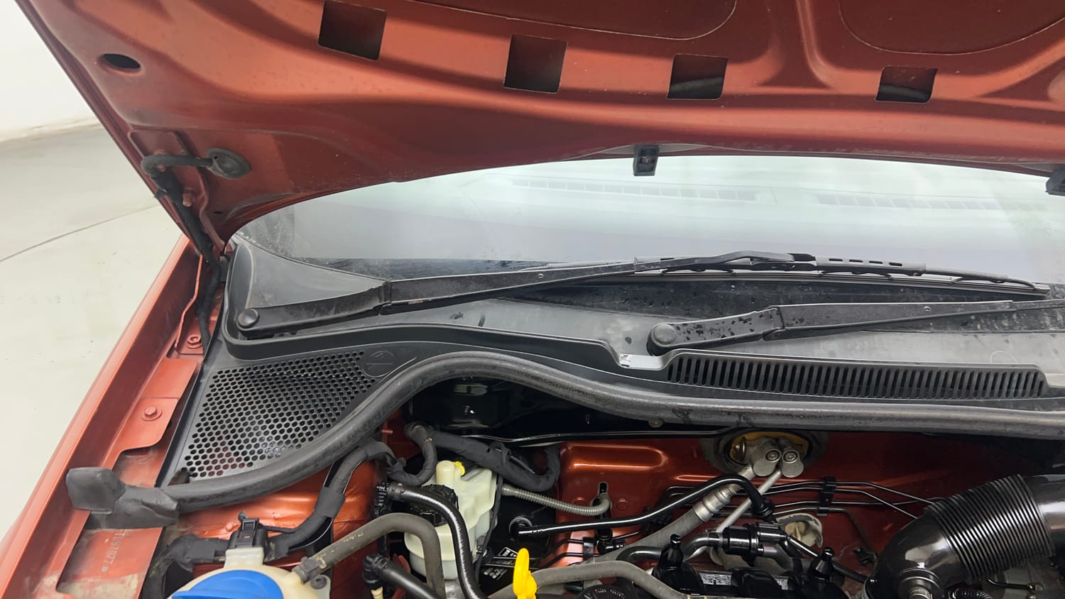 Used 2016 Volkswagen Polo Comfortline 1.2L (P) Petrol Manual engine ENGINE RIGHT SIDE HINGE & APRON VIEW