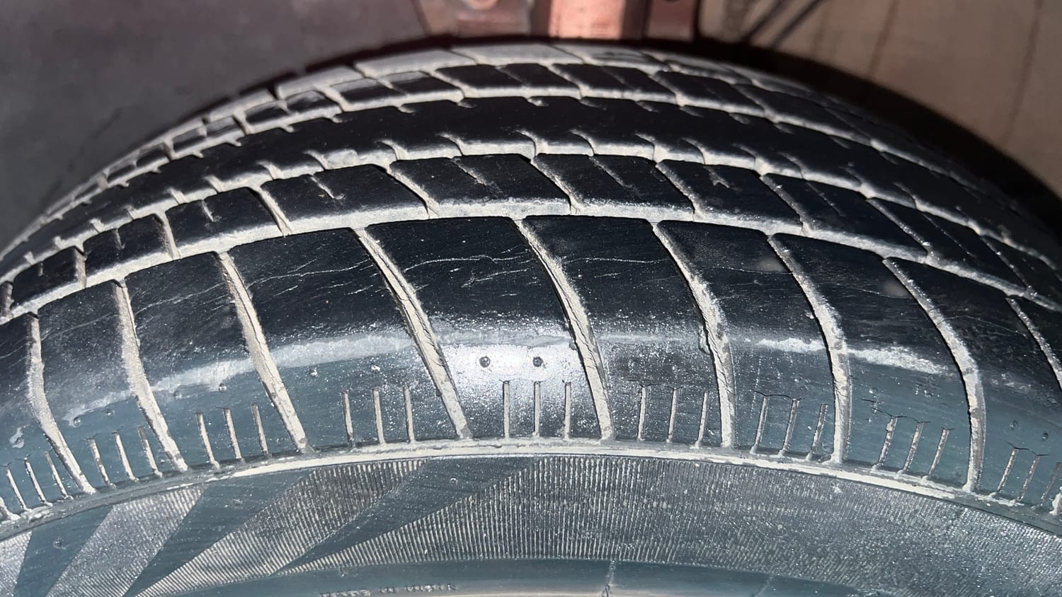 Used 2016 Volkswagen Polo Comfortline 1.2L (P) Petrol Manual tyres LEFT FRONT TYRE TREAD VIEW