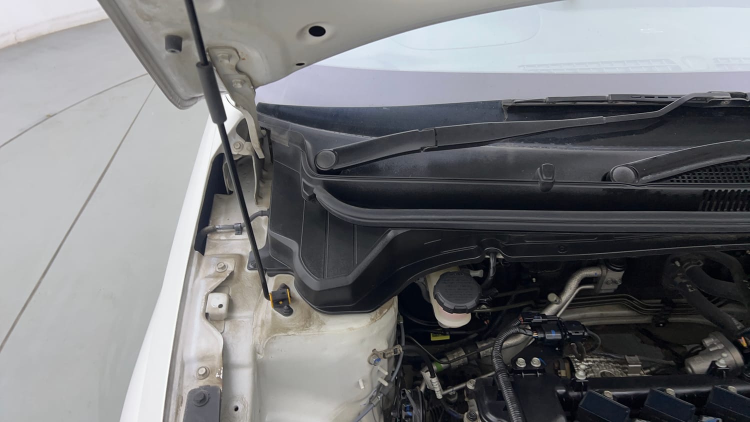 Used 2022 Hyundai i20 Asta (O) 1.2 IVT Petrol Automatic engine ENGINE RIGHT SIDE HINGE & APRON VIEW
