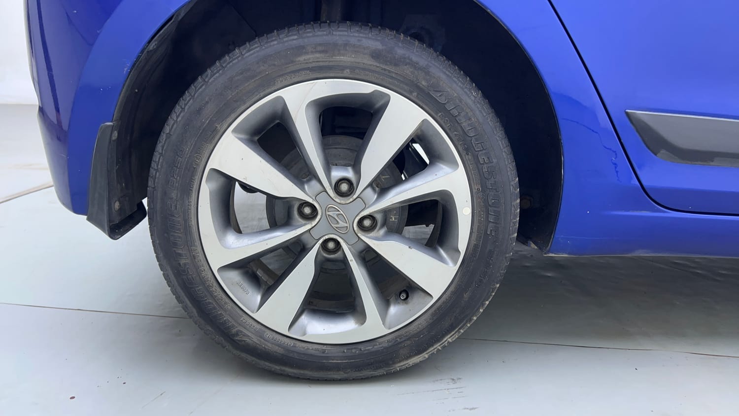 Used 2015 Hyundai Elite i20 Asta 1.4 CRDI Diesel Manual tyres RIGHT REAR TYRE RIM VIEW
