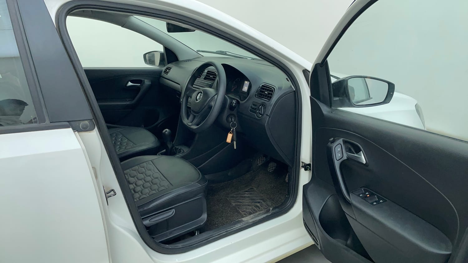 Used 2017 Volkswagen Ameo Comfortline 1.2L (P) Petrol Manual interior RIGHT SIDE FRONT DOOR CABIN VIEW