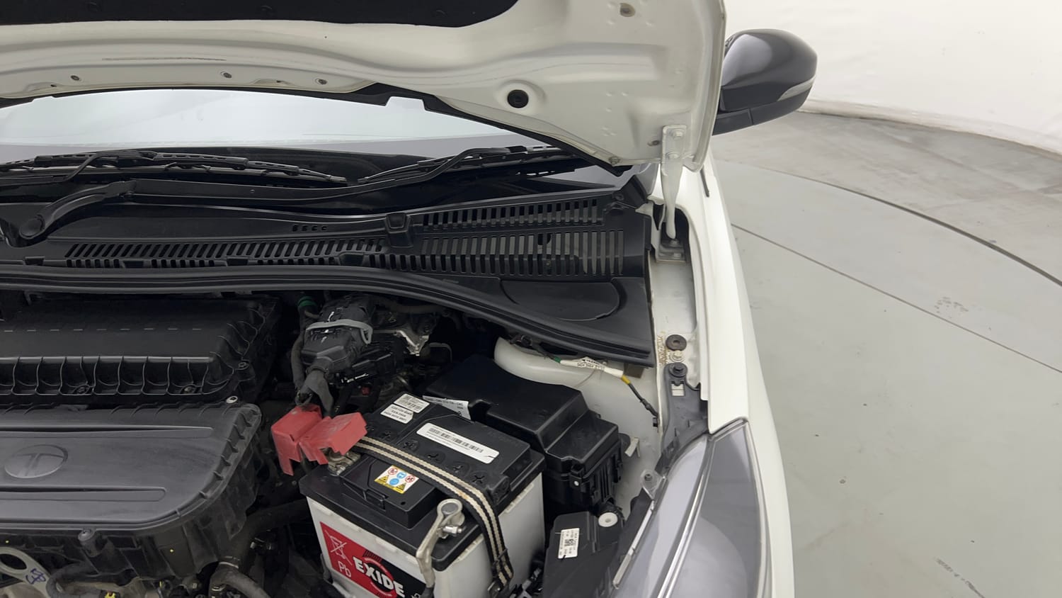 Used 2024 Tata Tiago XTA iCNG Cng Automatic engine ENGINE LEFT SIDE HINGE & APRON VIEW