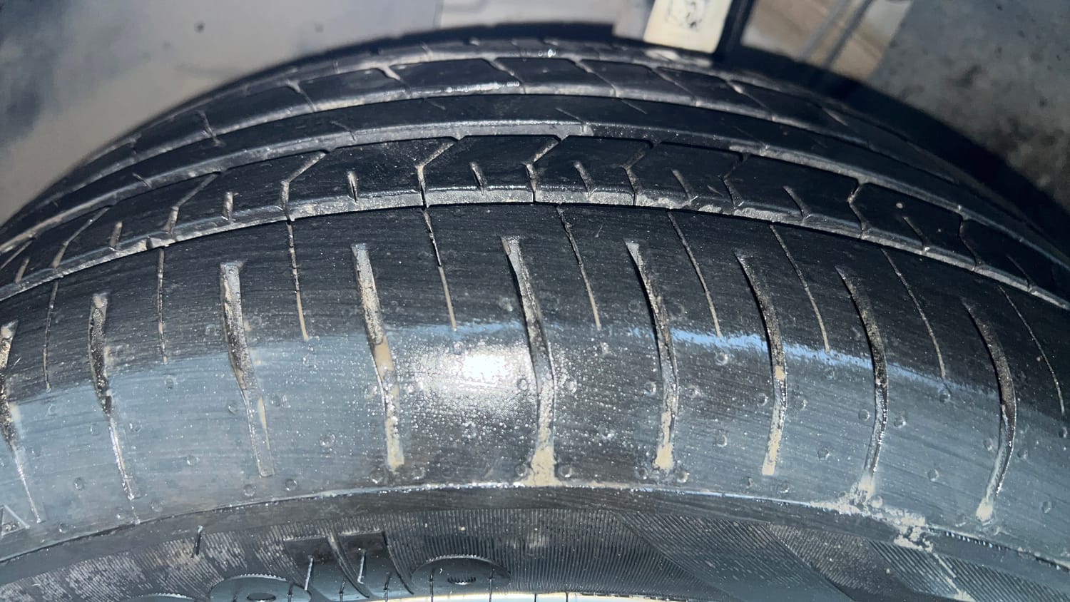 Used 2022 Skoda Slavia Ambition 1.0L TSI AT Petrol Automatic tyres LEFT FRONT TYRE TREAD VIEW