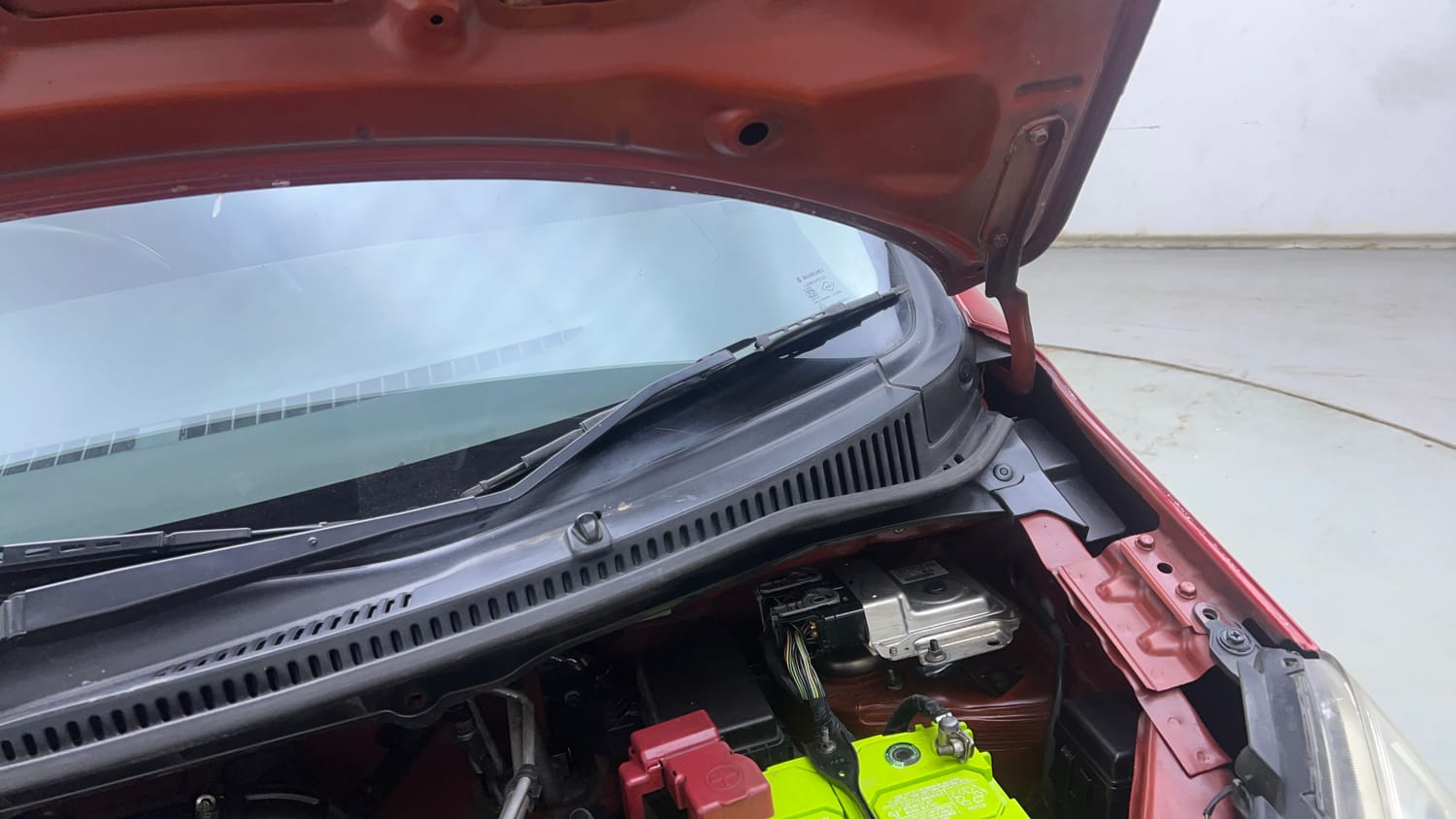 Used 2018 Maruti Suzuki Wagon R 1.0 VXI AMT Petrol Automatic engine ENGINE LEFT SIDE HINGE & APRON VIEW