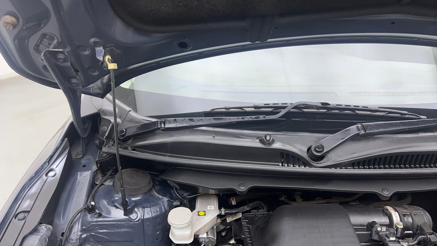 Used 2022 Maruti Suzuki Baleno Zeta MT Petrol Manual engine ENGINE RIGHT SIDE HINGE & APRON VIEW