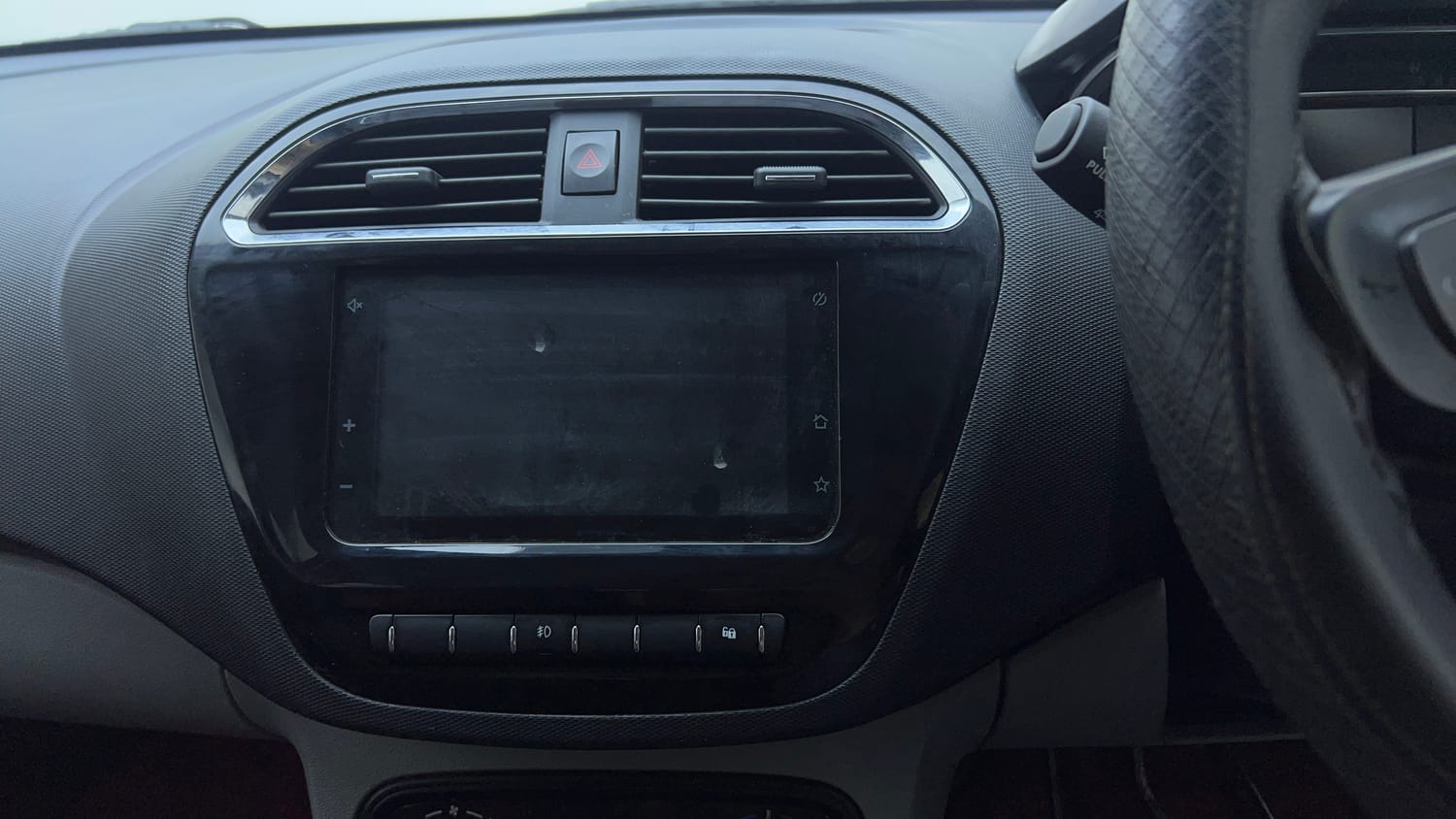 Used 2020 Tata Tiago XZ Plus Dual Tone Petrol Manual top_features Integrated (in-dash) music system