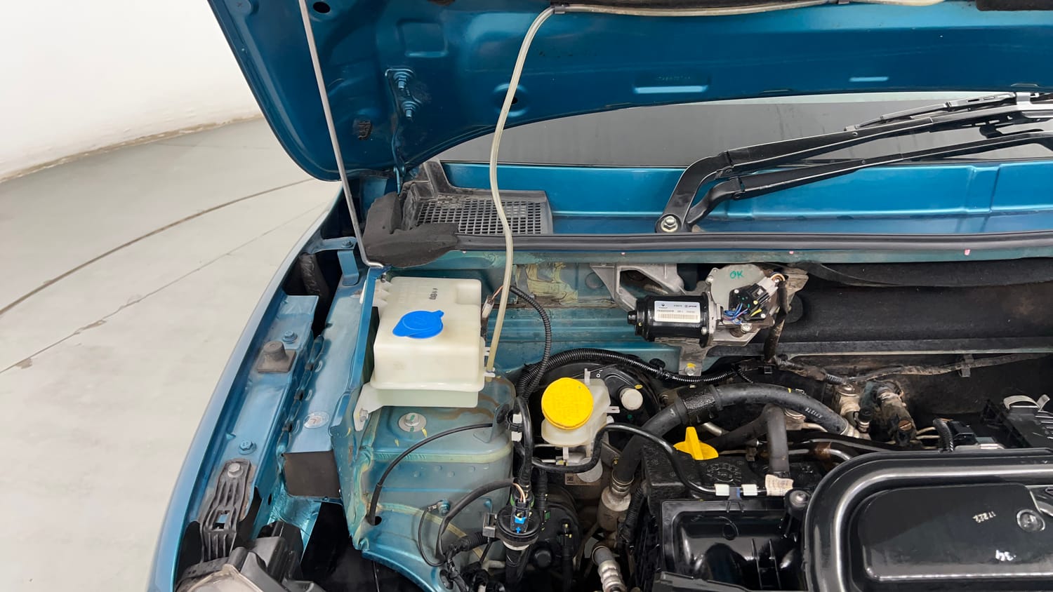 Used 2022 Renault Kwid RXT 1.0 (O) Petrol Manual engine ENGINE RIGHT SIDE HINGE & APRON VIEW