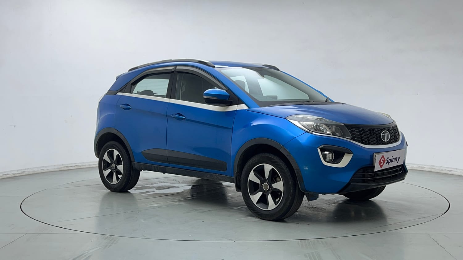 Used 2020 Tata Nexon XZ Plus Petrol Manual exterior RIGHT FRONT CORNER VIEW