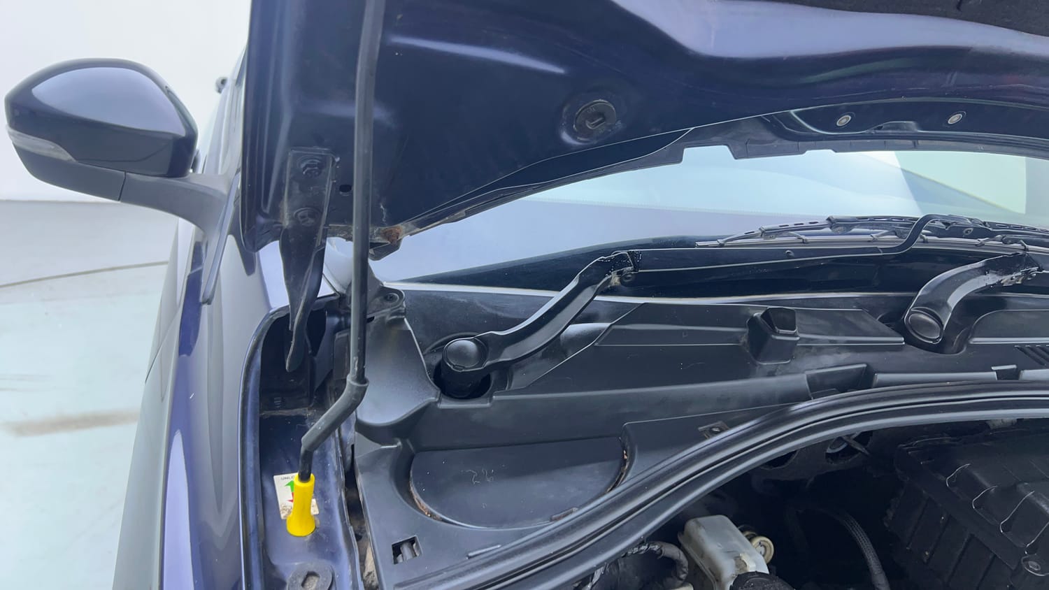 Used 2022 Tata Tiago XZ Plus Petrol Manual engine ENGINE RIGHT SIDE HINGE & APRON VIEW