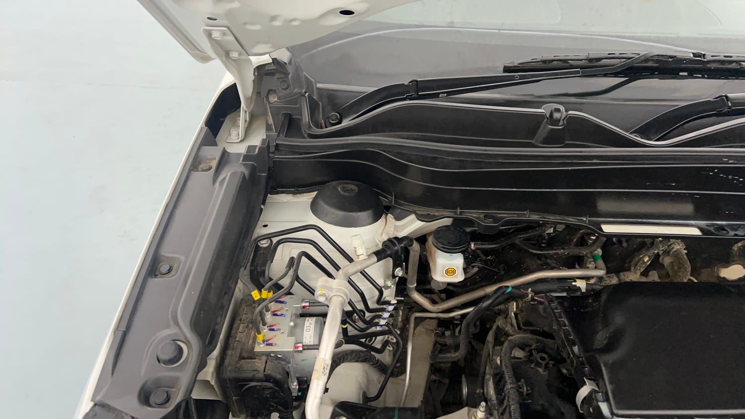 Used 2026 Maruti Suzuki Victoris VXI MT 2W Petrol Manual engine ENGINE RIGHT SIDE HINGE & APRON VIEW