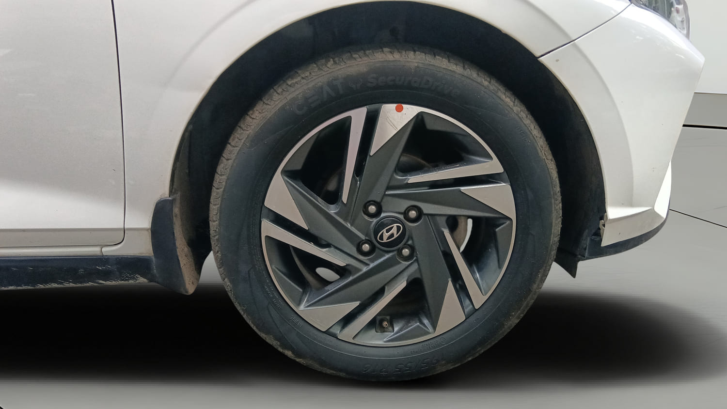 Used 2021 Hyundai i20 Asta 1.2 IVT Petrol Automatic tyres RIGHT FRONT TYRE RIM VIEW