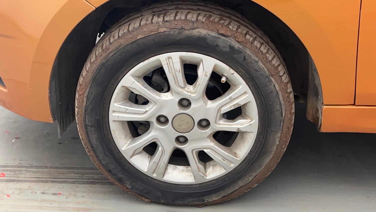 Used 2017 Tata Tiago Revotron XZA Petrol Automatic tyres LEFT FRONT TYRE RIM VIEW