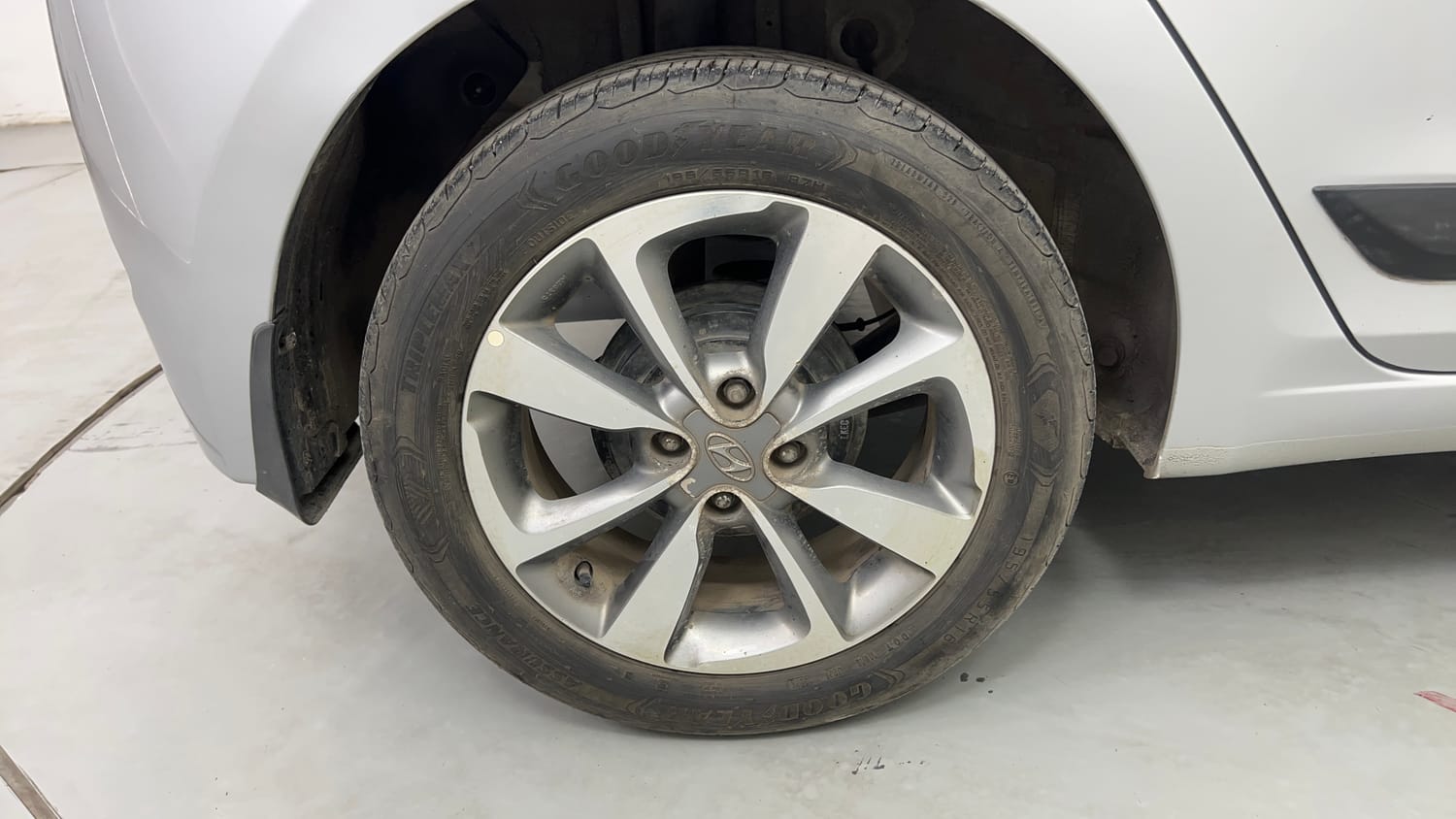 Used 2017 Hyundai Elite i20 Asta 1.2 (O) Petrol Manual tyres RIGHT REAR TYRE RIM VIEW