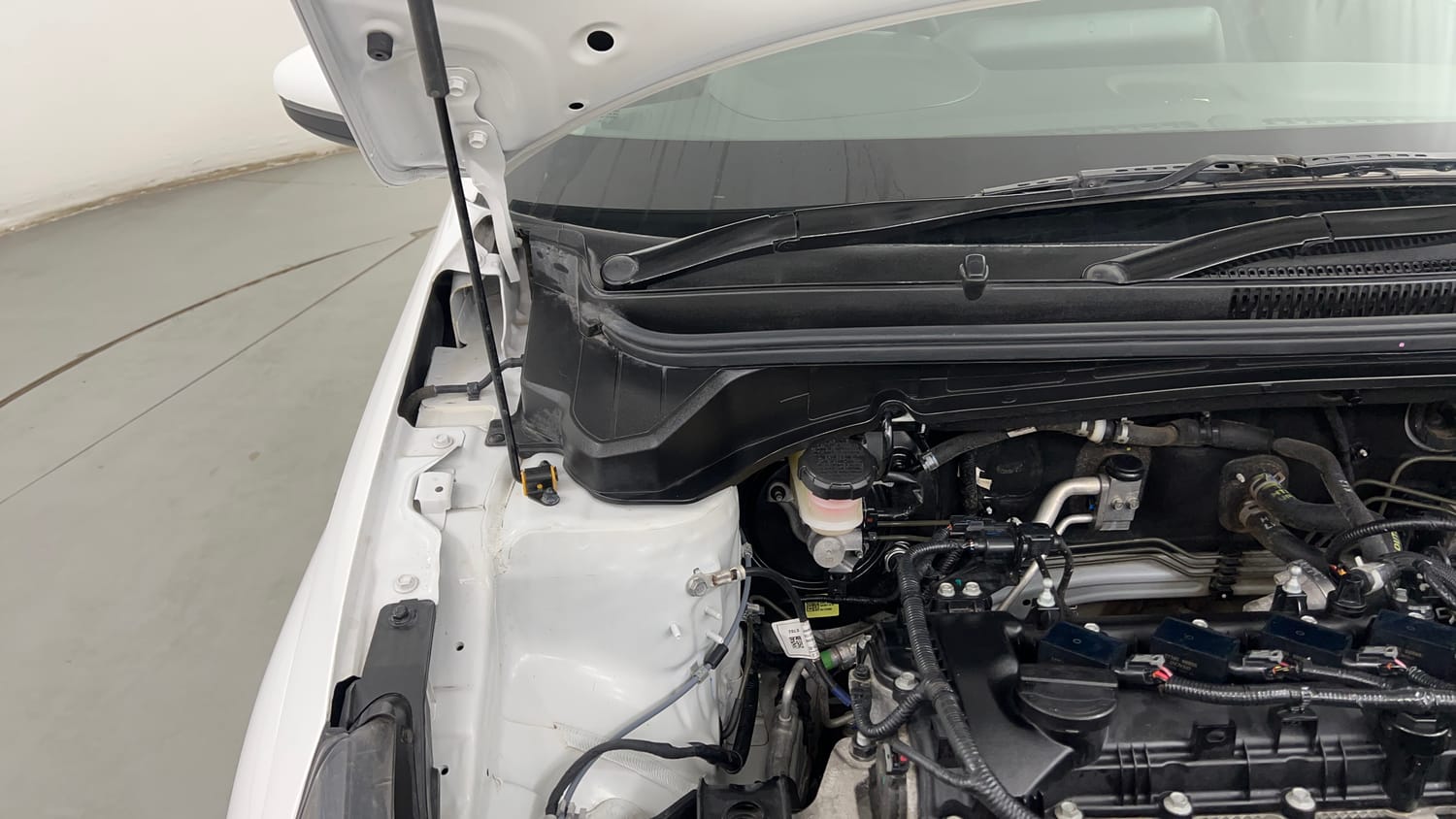 Used 2022 Hyundai i20 Sportz 1.2 IVT Petrol Automatic engine ENGINE RIGHT SIDE HINGE & APRON VIEW