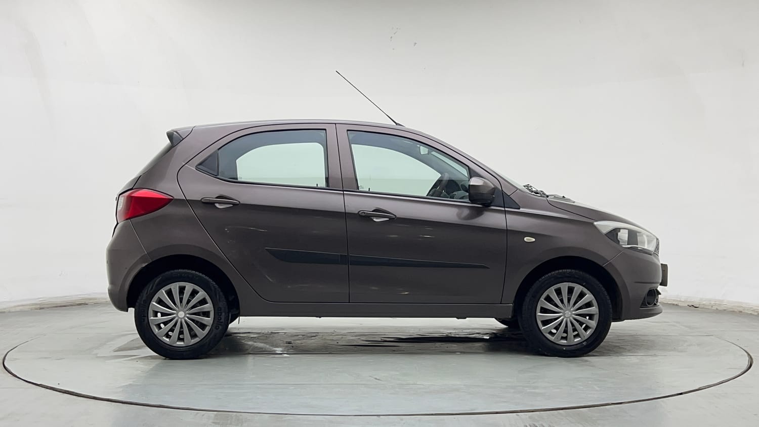 Used 2017 Tata Tiago Revotron XT Petrol Manual exterior RIGHT SIDE VIEW
