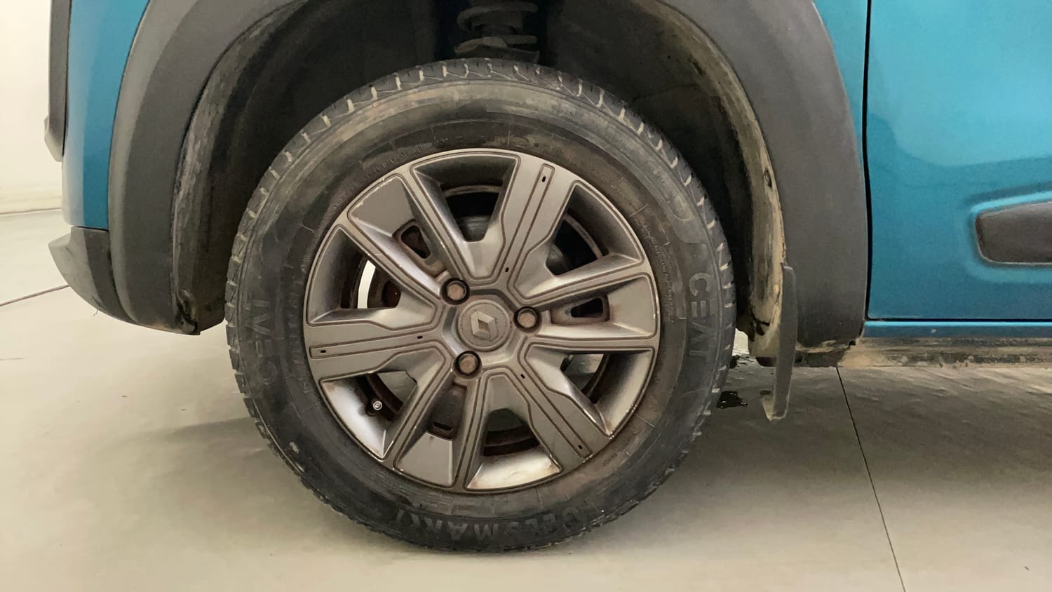 Used 2020 Renault Kwid CLIMBER 1.0 AMT Opt Petrol Automatic tyres LEFT FRONT TYRE RIM VIEW