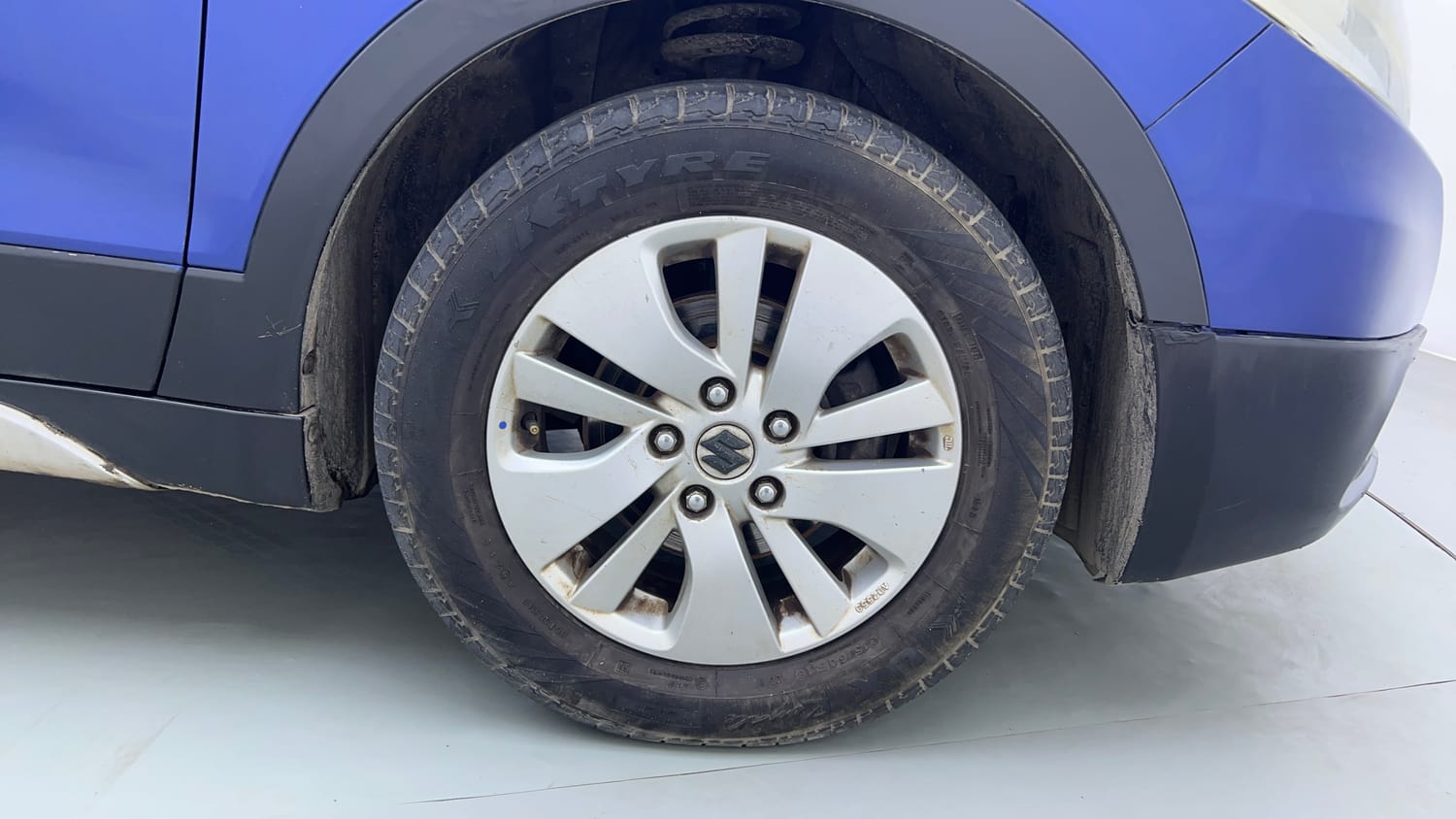 Used 2015 Maruti Suzuki S-Cross Alpha 1.3 Diesel Manual tyres RIGHT FRONT TYRE RIM VIEW