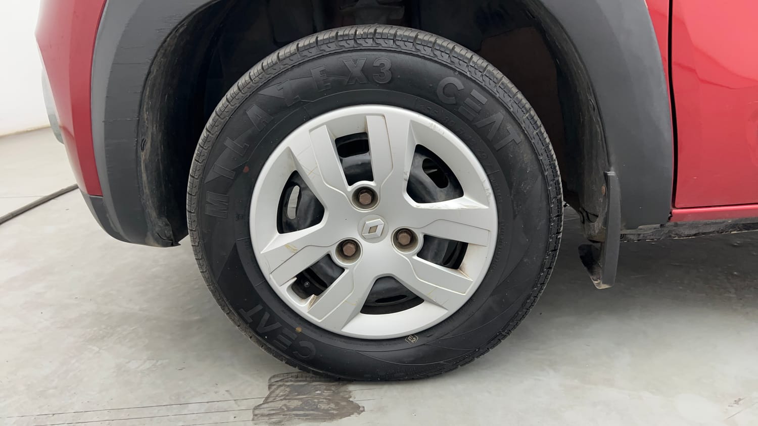 Used 2019 Renault Kwid RXT (O) 1.0 SCE Edition Petrol Manual tyres LEFT FRONT TYRE RIM VIEW