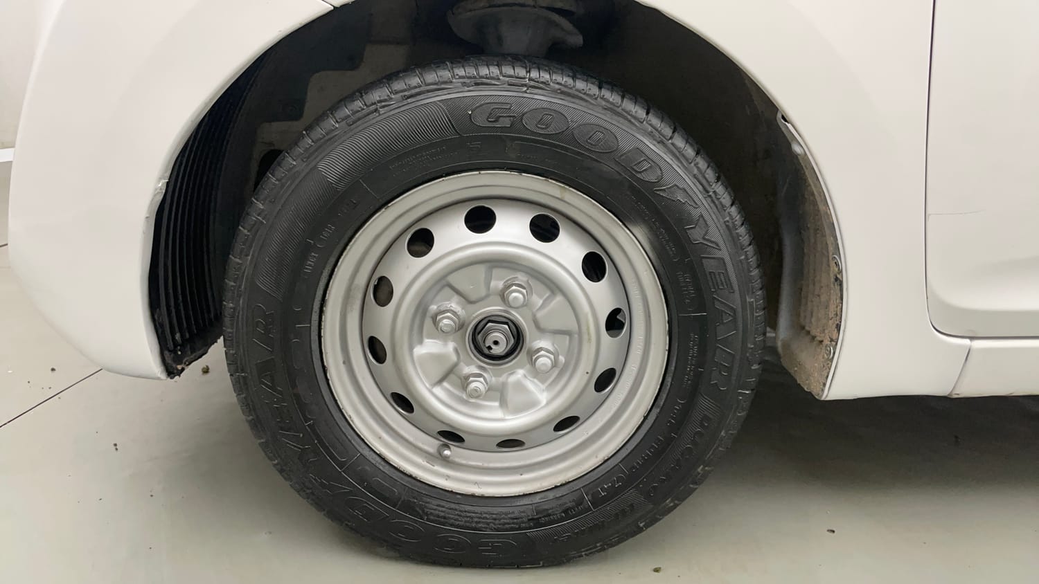 Used 2016 Hyundai Eon Era Petrol Manual tyres LEFT FRONT TYRE RIM VIEW