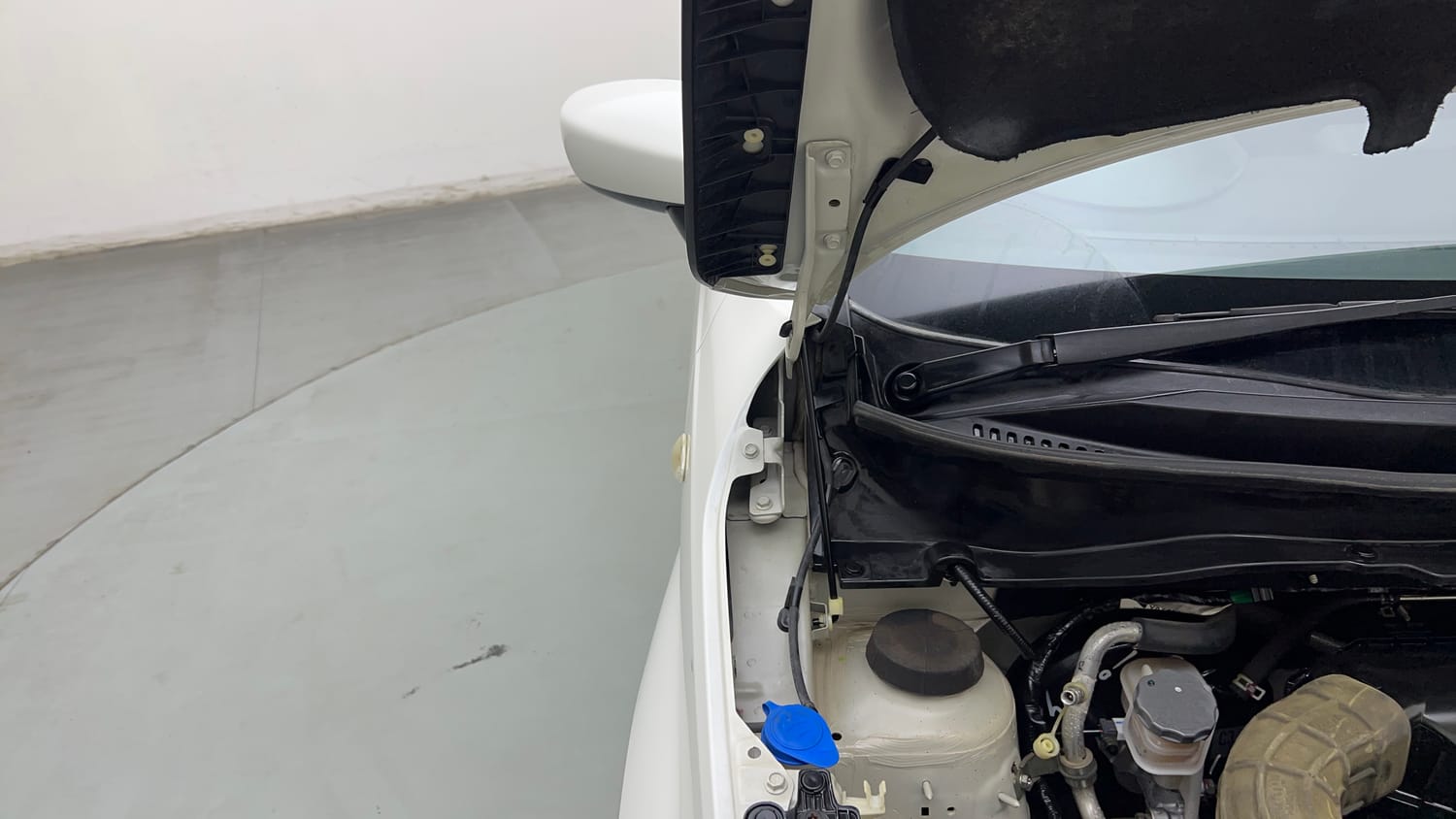 Used 2023 Maruti Suzuki Ignis Sigma 1.2 MT Petrol Manual engine ENGINE RIGHT SIDE HINGE & APRON VIEW