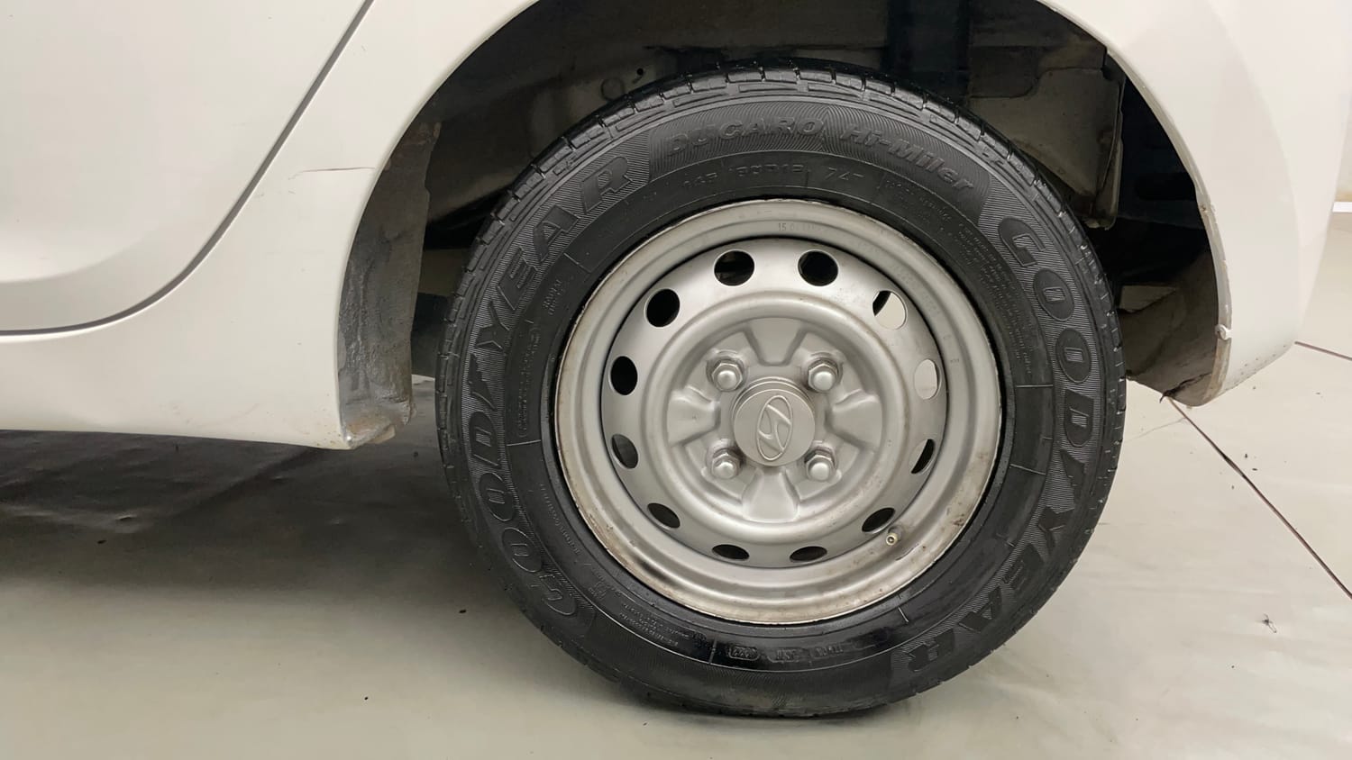 Used 2016 Hyundai Eon Era Petrol Manual tyres LEFT REAR TYRE RIM VIEW