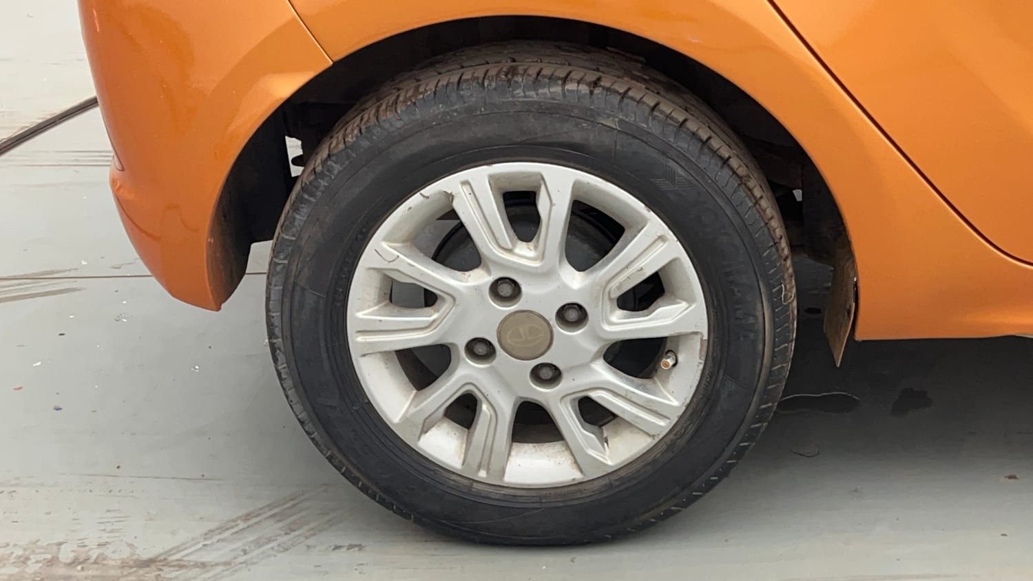 Used 2017 Tata Tiago Revotron XZA Petrol Automatic tyres RIGHT REAR TYRE RIM VIEW