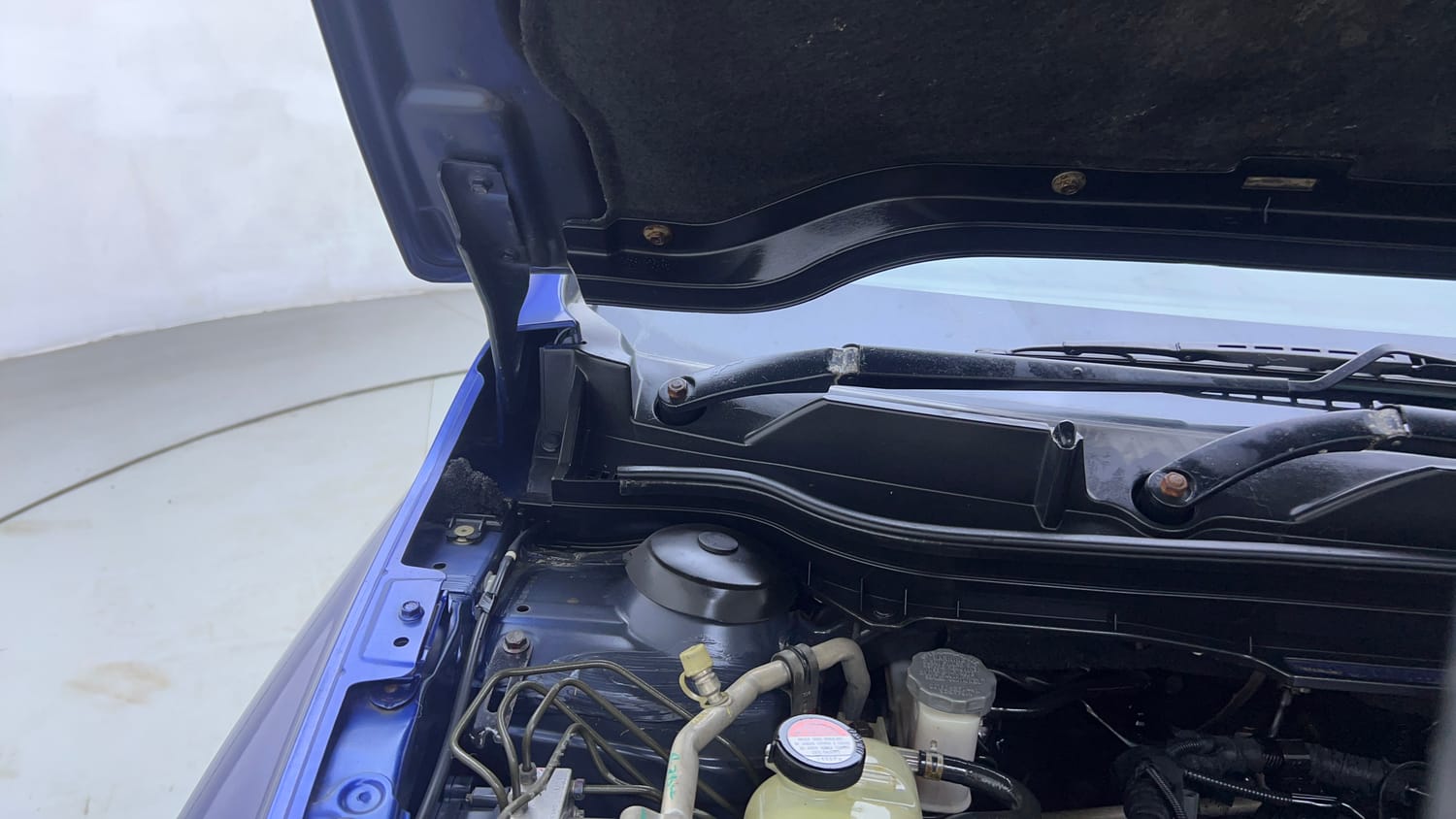 Used 2015 Maruti Suzuki S-Cross Alpha 1.3 Diesel Manual engine ENGINE RIGHT SIDE HINGE & APRON VIEW